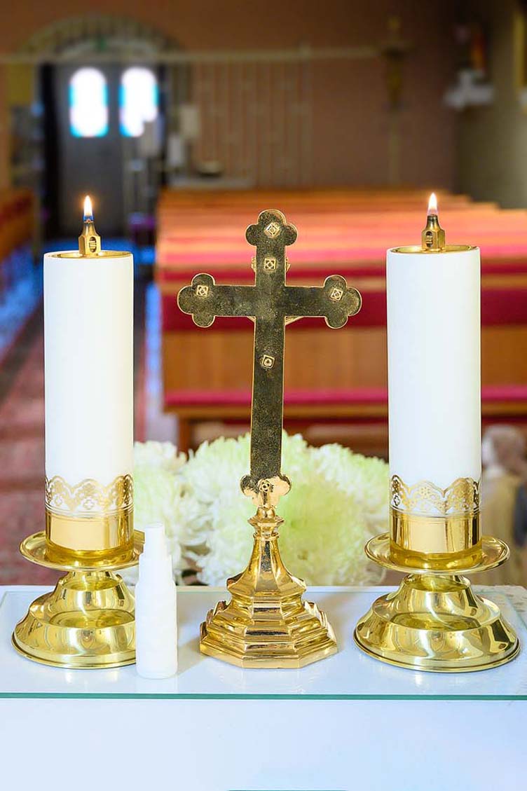 krucifix a sviecky v kostole v Plaveckom Stvrtku