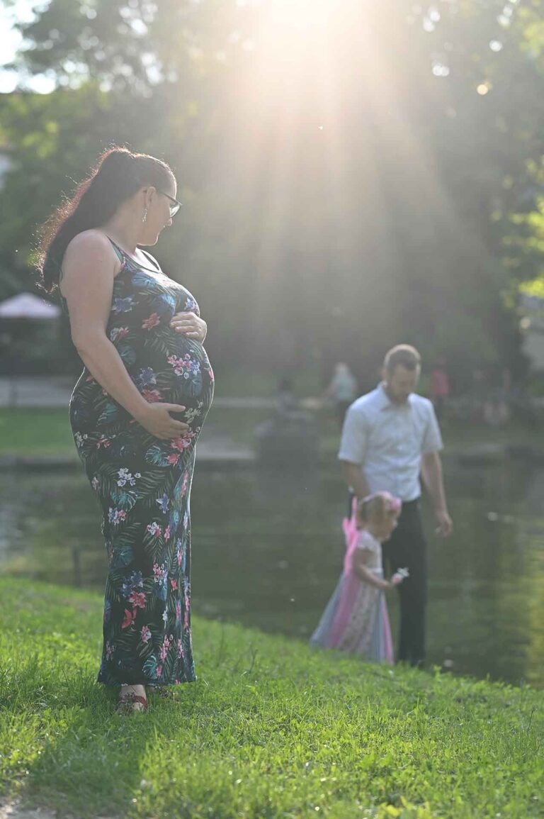 fotenie tehotna zena, jej muz a dieta su na brehu jazera v stupave - slnecne luce