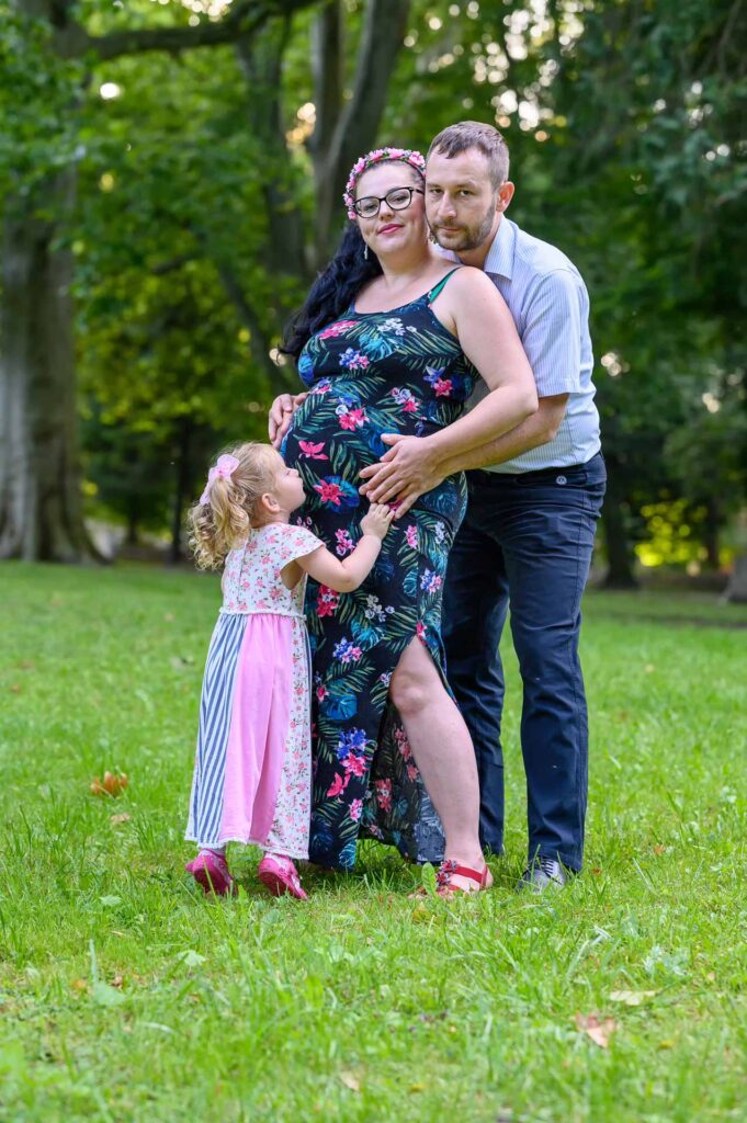 vecerne tehotenske fotenie rodiny v parku v stupave