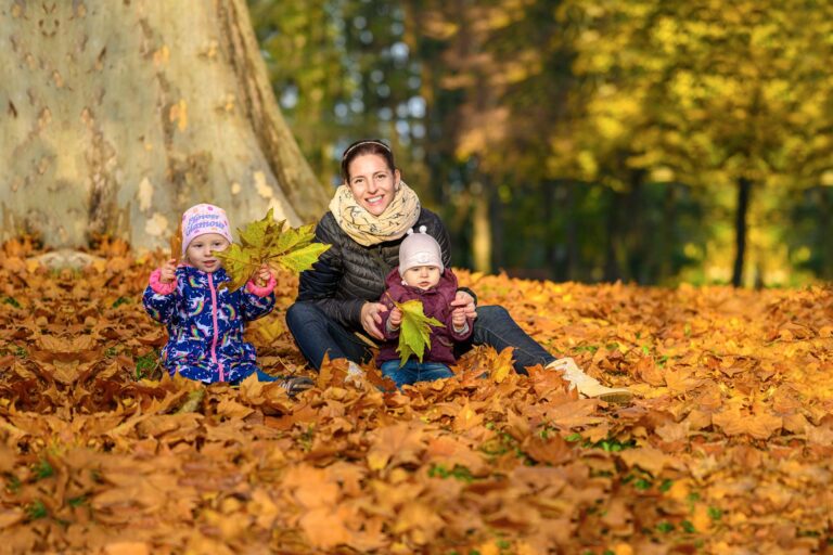 Jesenne rodinne fotenie - matka sedi s detmi pod stromom - jesen, Stupava