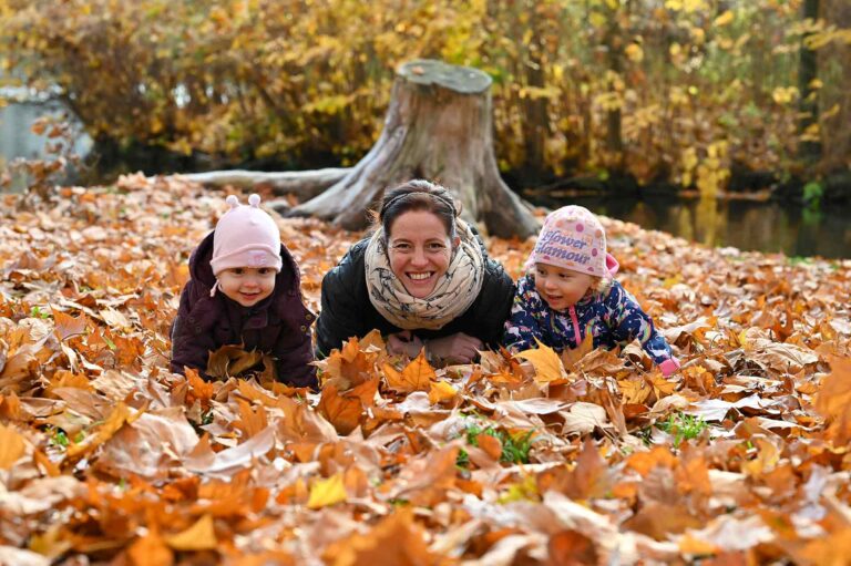Jesenne rodinne fotenie s detmi na jesen - Malacky - rodina lezi na zemi na farebnych listoch v parku