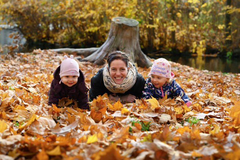 Jesenne rodinne fotenie - matka lezi s detmi - farebne listy - zamocky park Stupava - Zahorie