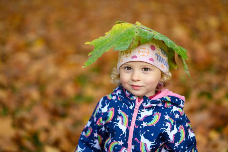 Jesenne rodinne fotenie - dieta s farebnym listom na hlave - zamocky park Stupava - Malacky