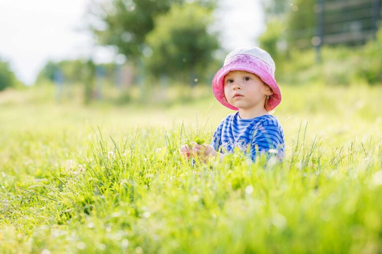 Rodinne fotenie - male dievca v klobuciku sedi na luke v prirode - Malacky - Zahorie