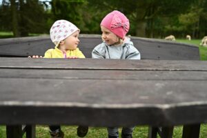 Rodinne fotenie - deti sedia na lavicke pri stole - v prirode - farma - Stupava