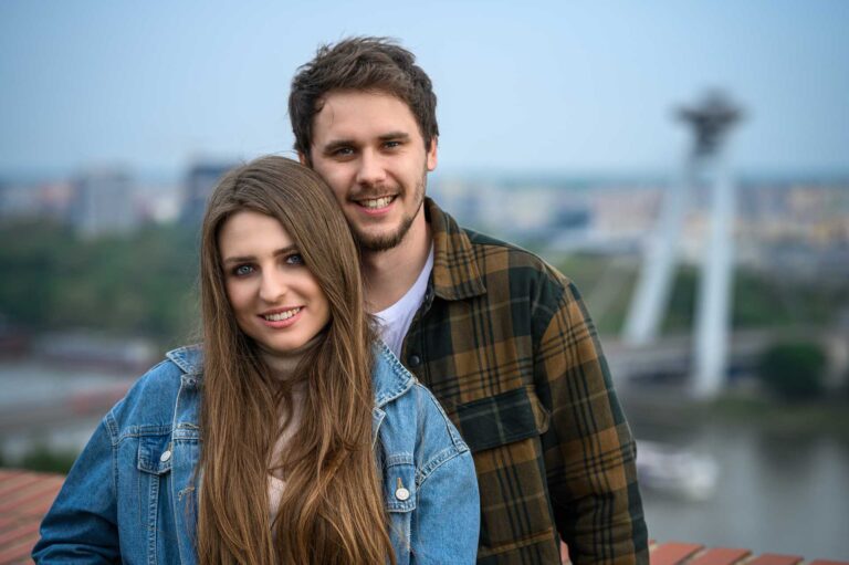 fotenie rande - mlady par pozuje a v pozadi je vidiet most ufo - Bratislava